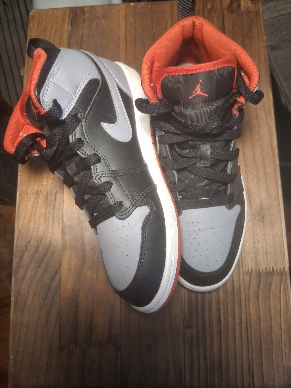 NIKE AIR JORDANS ONE MID